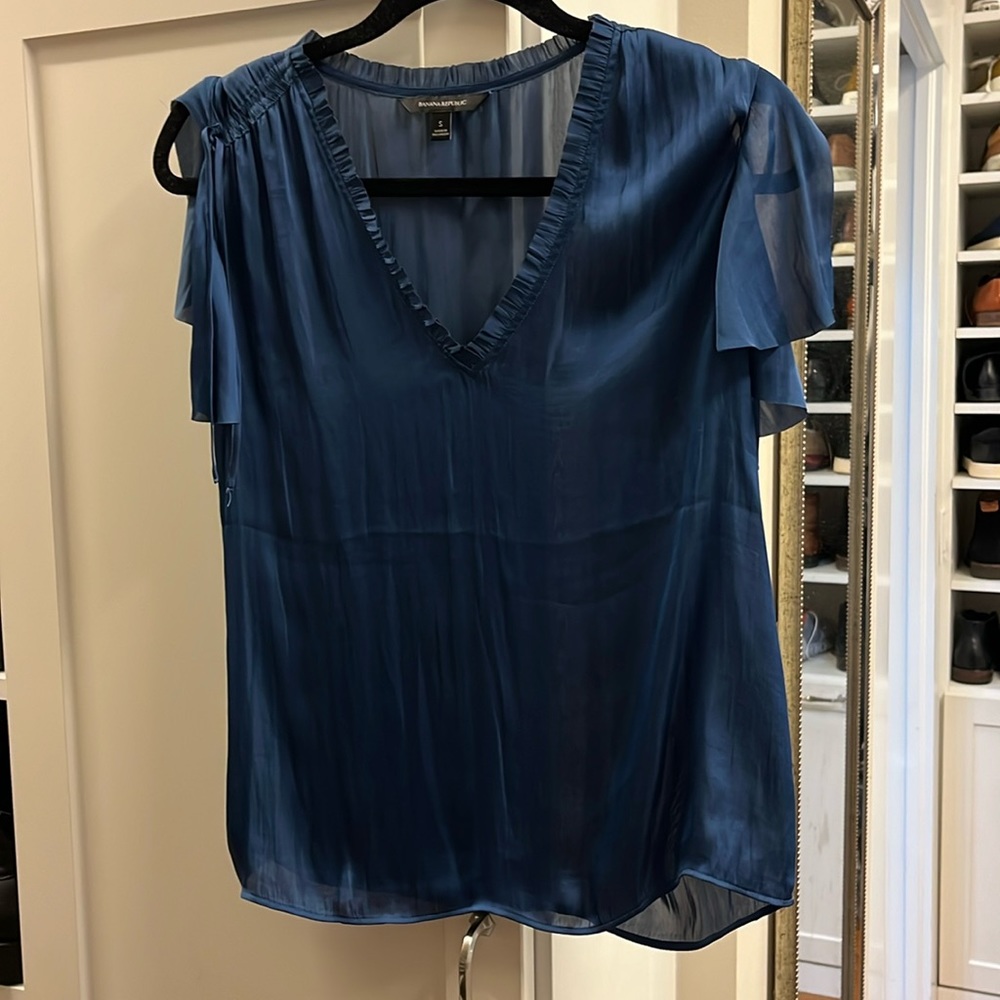 Banana Republic, Size S, Blue color top, excellent condition.